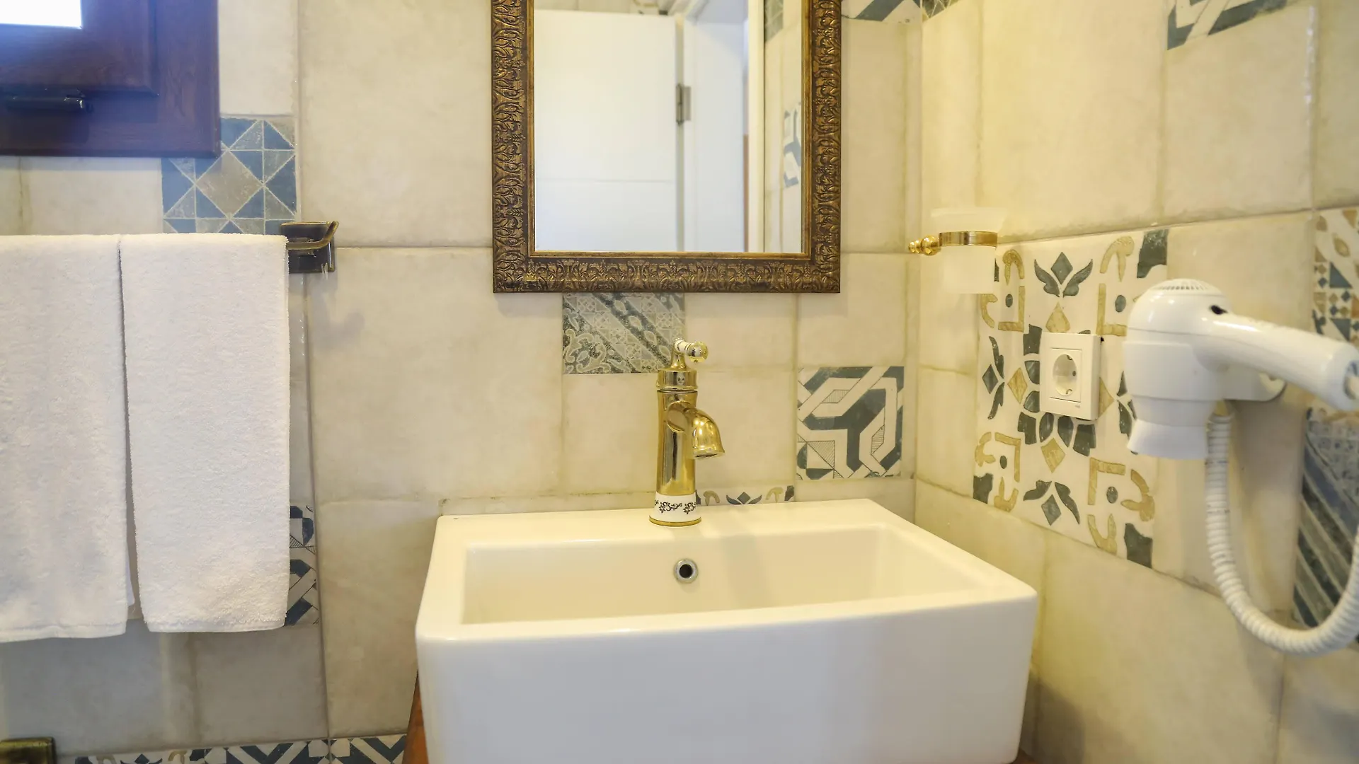 Aksu Hotel Alaçatı 2*,